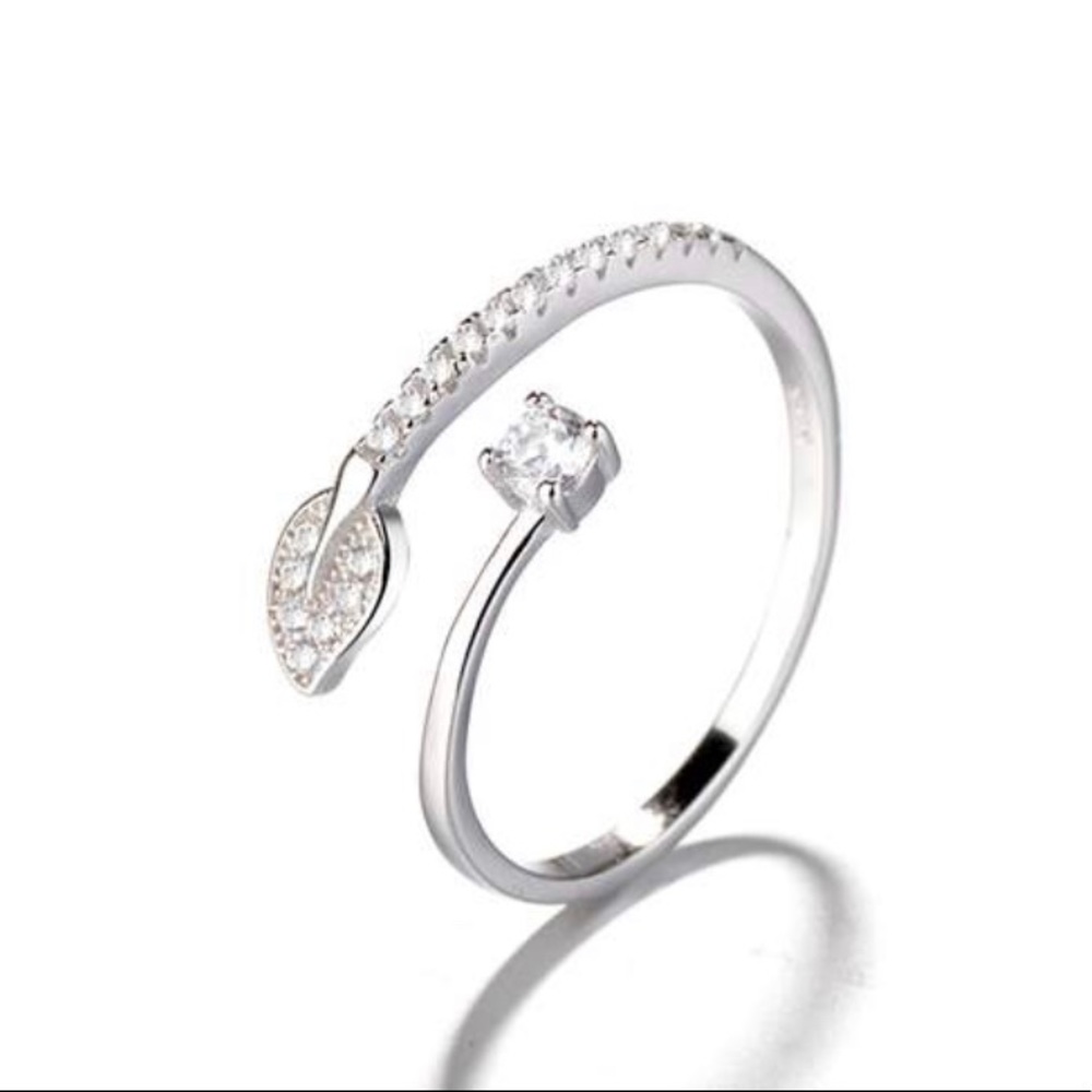 💎 NWOT Gorgeous Adjustible ring with gems